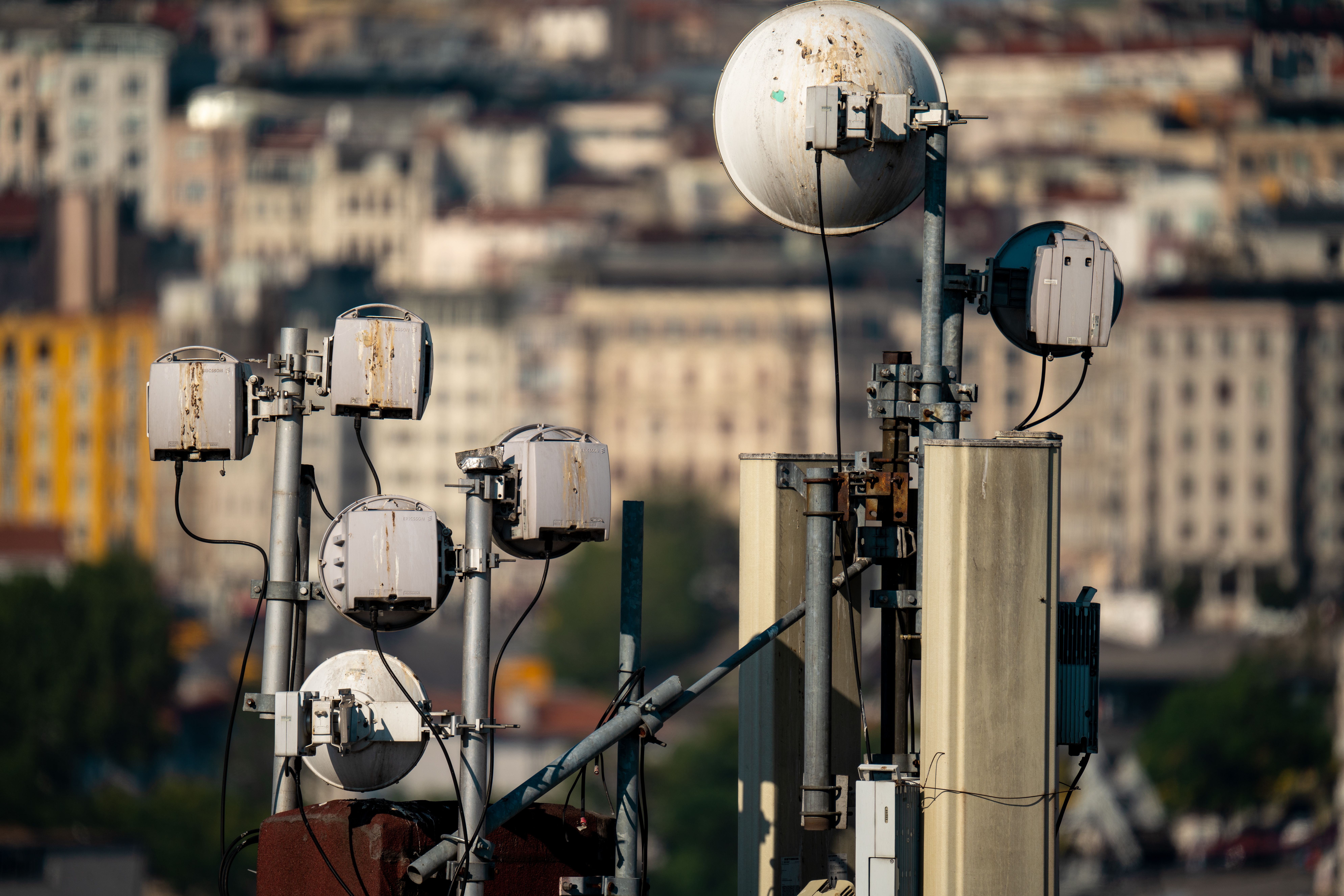 Site industriel avec bardage métallique et installation DAS
